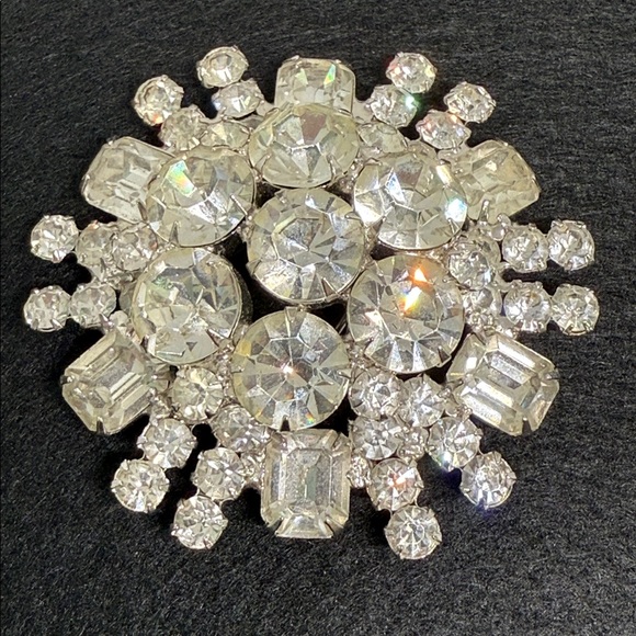 Vintage clear emerald cut & round Silver tone Cluster rhinestone Brooch pin - Picture 4 of 15
